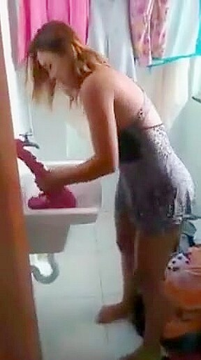 Dona de casa exibi calcinha pro enteado