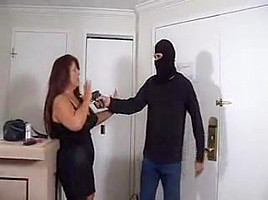 Elane Kellian going out