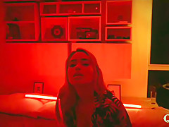 Electrizante Escena De Arte, Seduccion Y Modelaje Con Una Increible Latina Pelirroja