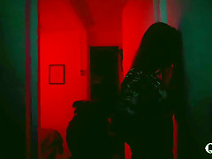 Electrizante Escena De Arte, Seduccion Y Modelaje Con Una Increible Latina Pelirroja