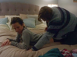 Elizabeth Reaser - Easy S01E01