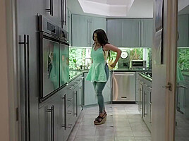 Elizabeth Skylar In Seeing The Big Milkings Of The Step mother, The Guy Could Not Refuse Sex