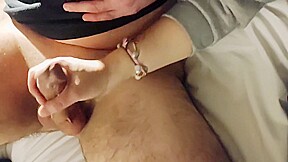 Elle Branle Deux Queues Dans Une Chambre Dhotel