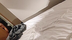 Elle Branle Deux Queues Dans Une Chambre Dhotel