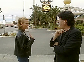 Elle le branle il ejacule sur les seins d'une bourgeoise