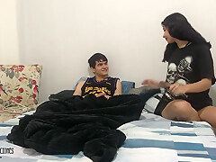 Encuentro A Mi Hermanastro En Su Habitacion Masturbandose Y Me Pongo Cachonda - Parte 1 - Porno En E