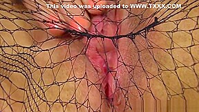 English milf Lelani dildos her fanny and rubs her arse