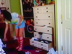 Espiada durante una semana mientras se cambia en su cuarto