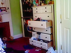 Espiada durante una semana mientras se cambia en su cuarto