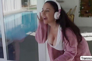 Eva Maxim - Trans Invites Handy Man To Fuck Her