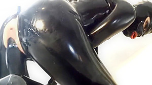 Extreme vaginale Penetration mit Riesendildo