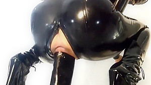 Extreme vaginale Penetration mit Riesendildo