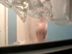 Fem butt and crotch reflected in the shower mirror spied