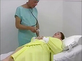 Femme enceinte branle Step son medecin lors d'une visite