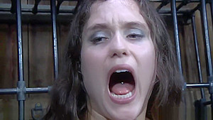 Fille Captive Sert Pour Visites Conjugales Dans Une Cellule
