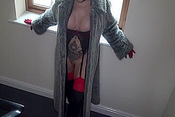 Flashes Her Huge Labia Lips - Nicole Dupapillon