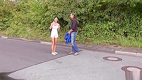 Geile Maus mit grossen Titten fickt Fremden auf Strasse