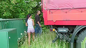 Geile Maus mit grossen Titten fickt Fremden auf Strasse