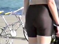 Girl has ridden the bicycle and showed the candid shorts ass 06zb