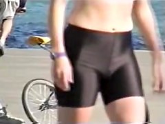 Girl has ridden the bicycle and showed the candid shorts ass 06zb