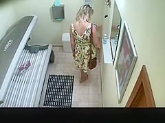 Girl with tattooed shoulder spied in tanning room