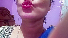 Give Sexy Lips Kisses To All Her Fans