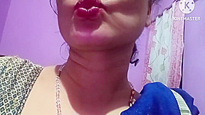 Give Sexy Lips Kisses To All Her Fans
