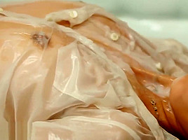 Glamour slut gets bukkake