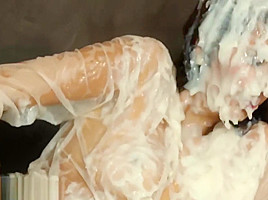 Glamour slut gets bukkake