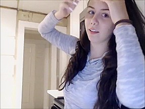 HOTTIE SHOWS OFF HER SEXY BODY WHILE MAKING DINNER ON CHATURBAIT