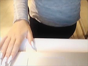 HOTTIE SHOWS OFF HER SEXY BODY WHILE MAKING DINNER ON CHATURBAIT