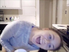 HOTTIE SHOWS OFF HER SEXY BODY WHILE MAKING DINNER ON CHATURBAIT
