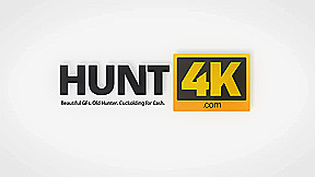 HUNT4K Blonde hört auf, mit BF zu kämpfen, weil ein Fremder Geld gibt