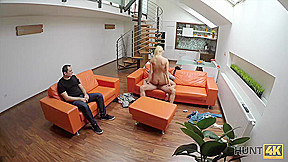 HUNT4K Blonde hört auf, mit BF zu kämpfen, weil ein Fremder Geld gibt