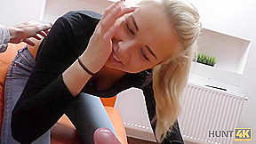HUNT4K Blonde hört auf, mit BF zu kämpfen, weil ein Fremder Geld gibt