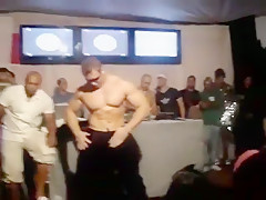 Hot bodybuilder strips live