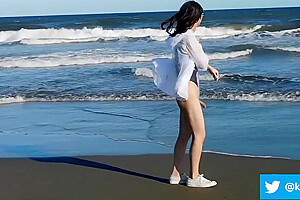 Japanese Crossdresser Masterbation And Cumshot In The Beach