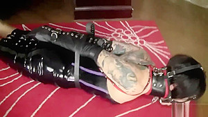 Johannie super sexy latex struggles!