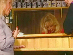 Kelly Trump Mit Dem Dildo Hinter Der Theke Gefickt