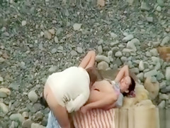 Kinky amateur couple having hardcore sex on the beach