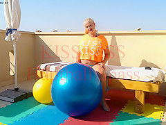 Kiss Kiss Bouncy Ball Fun