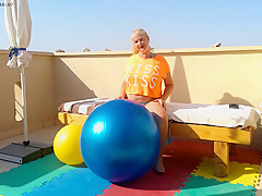Kiss Kiss Bouncy Ball Fun