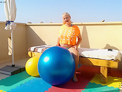 Kiss Kiss Bouncy Ball Fun