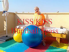 Kiss Kiss Bouncy Ball Fun