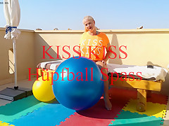 Kiss Kiss Bouncy Ball Fun
