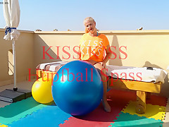 Kiss Kiss Bouncy Ball Fun