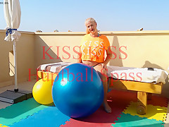 Kiss Kiss Bouncy Ball Fun