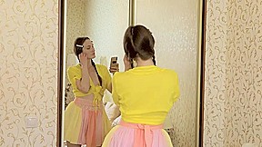 Ley Ozzy teases her yellow dress before bedtime - WeAreHairy