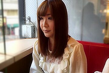 M434g07 A 20 -year -old Beautiful Girl With A Slightly Vigilant Face To Face With A Match App!