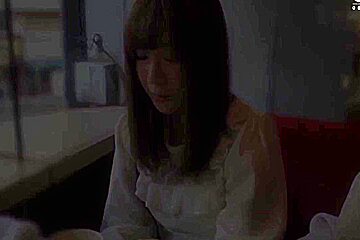 M434g07 A 20 -year -old Beautiful Girl With A Slightly Vigilant Face To Face With A Match App!